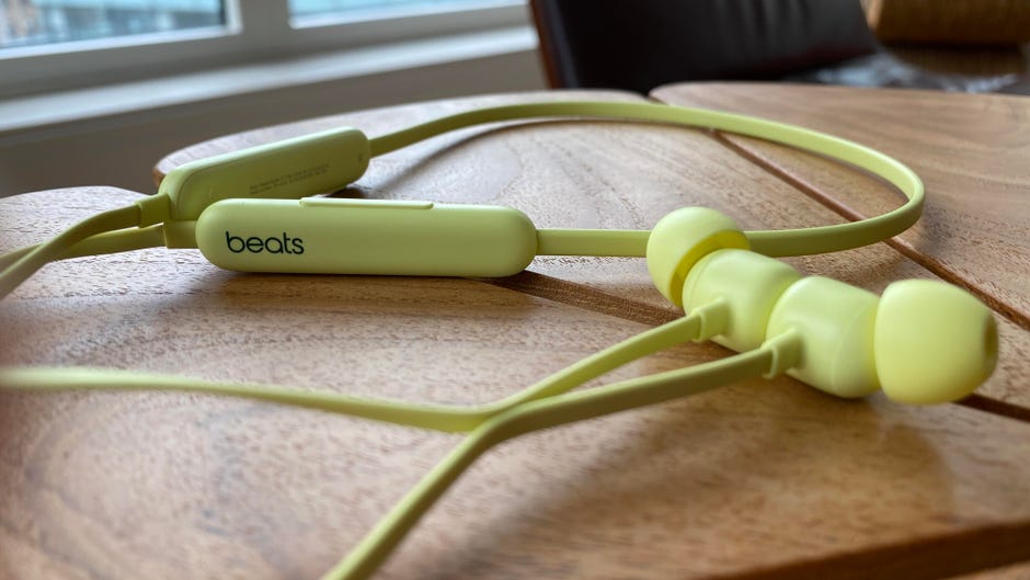 Beats Flex Wireless Magnetic Earphones with Apple H1 Chip - Image 2